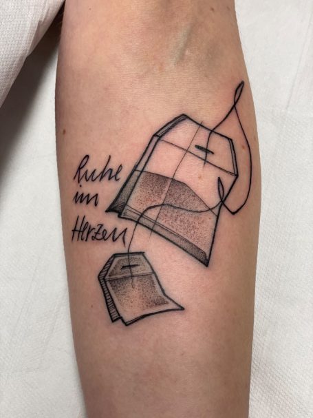 Tattoo eines Teebeutels mit dem Text "Liebe aus Herzen".