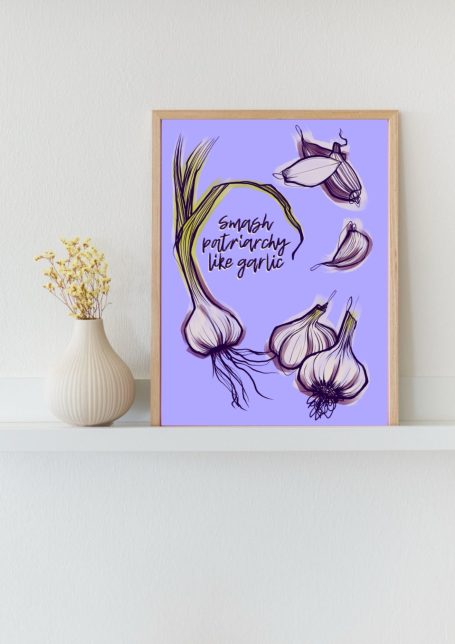 Illustration von Knoblauchzehen auf lila Hintergrund, mit einer Vase und getrockneten Blumen.